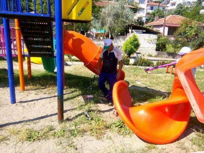 Vezirhan’da bütün çocuk parkları elden geçirildi
