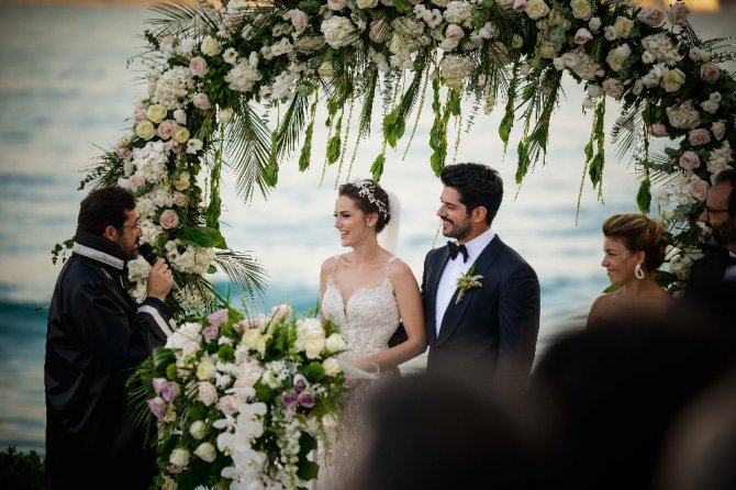 Burak Özçivit ve Fahriye Evcen dünya evine girdi