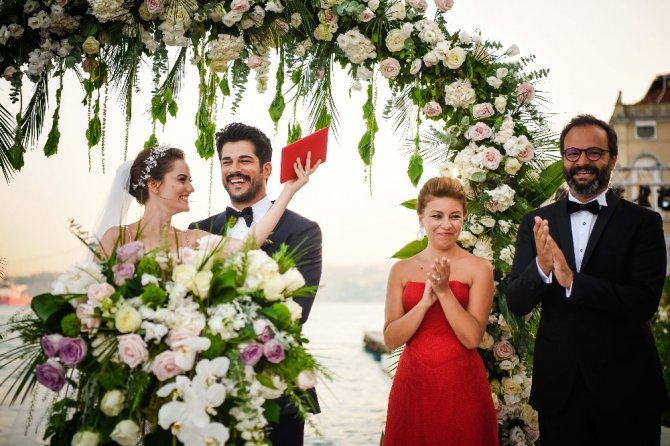 Burak Özçivit ve Fahriye Evcen dünya evine girdi