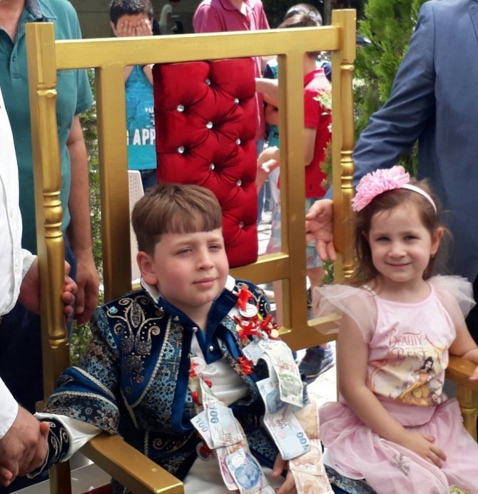 Cumhurbaşkanının ismini taşıyan 9 yaşındaki çocuk sünnet oldu