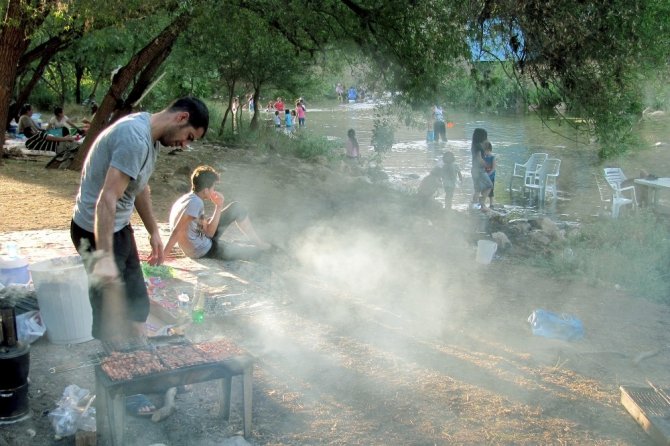 Aşırı sıcakların bunalttığı Arabanlılar akarsulara akın etti