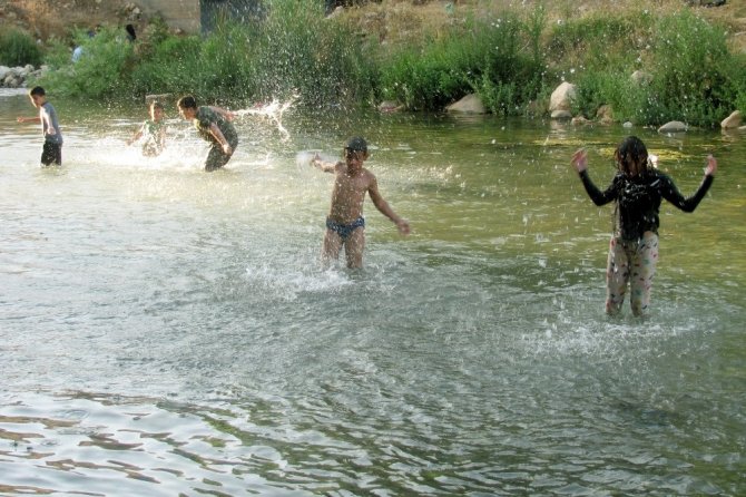 Aşırı sıcakların bunalttığı Arabanlılar akarsulara akın etti