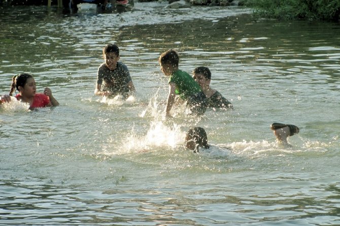 Aşırı sıcakların bunalttığı Arabanlılar akarsulara akın etti