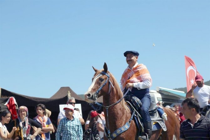 Uşak’ta Yörükler 40 derece sıcakta Zara ile coştu
