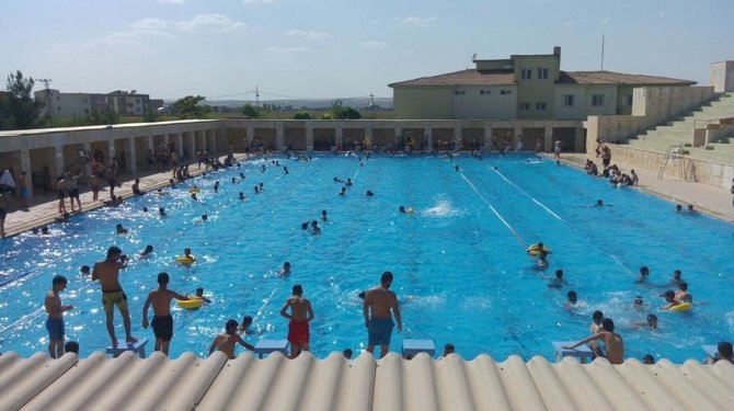 Batman’da vatandaşlar olimpik yüzme havuzuna akın ediyor