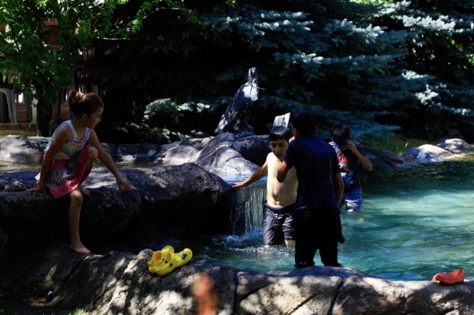 Çankırı’da sıcaktan bunalan çocuklar süs havuzunda serinledi