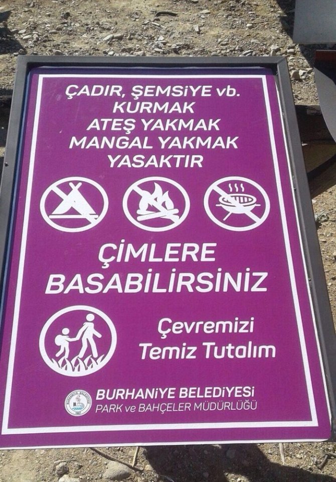 Burhaniye’de çimlere basmak yasak değil