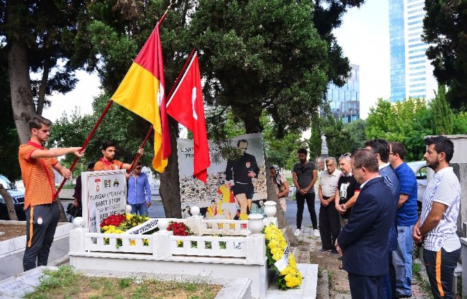 Turgay Şeren, mezarı başında anıldı