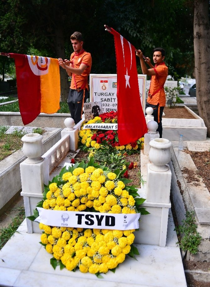 Turgay Şeren, mezarı başında anıldı