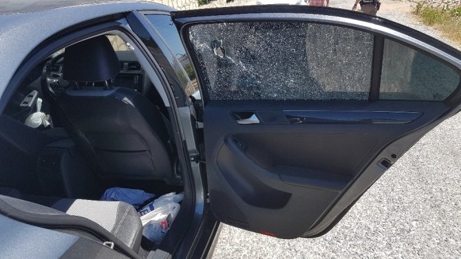 Antalya’da park halindeki otomobil kurşunlandı