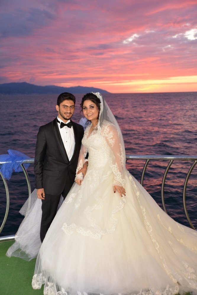 Suudi çift deniz ortasında düğün yaptı