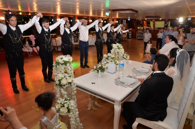 Suudi çift deniz ortasında düğün yaptı