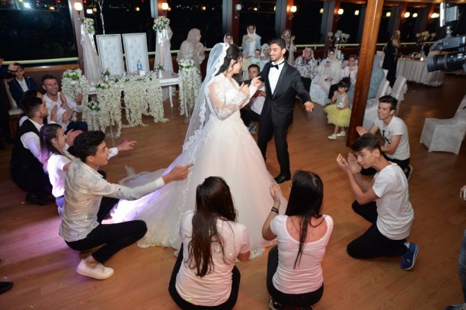 Suudi çift deniz ortasında düğün yaptı