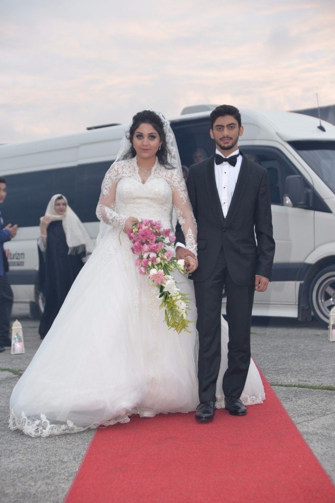 Suudi çift deniz ortasında düğün yaptı