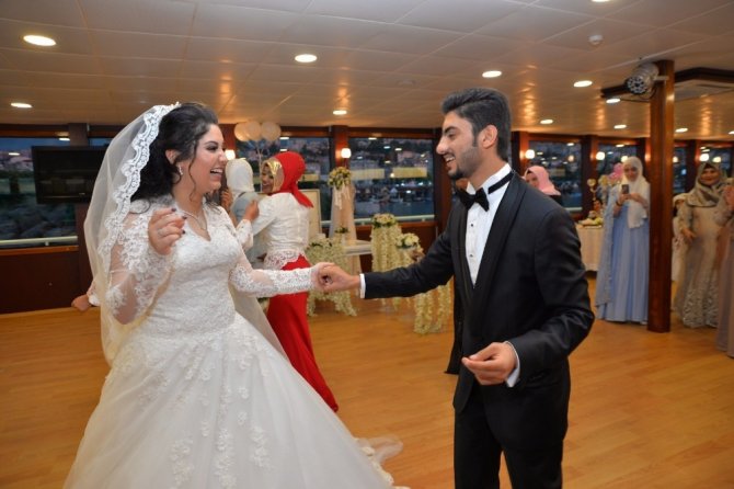 Suudi çift deniz ortasında düğün yaptı