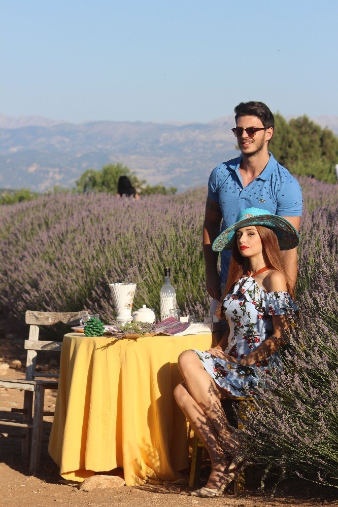 Lavanta tarlasında model çekimi