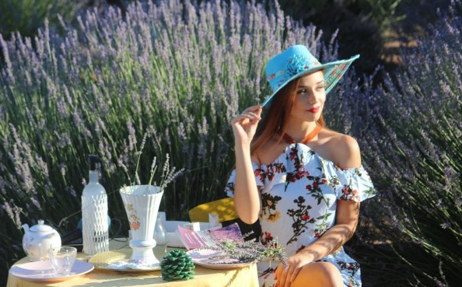 Lavanta tarlasında model çekimi