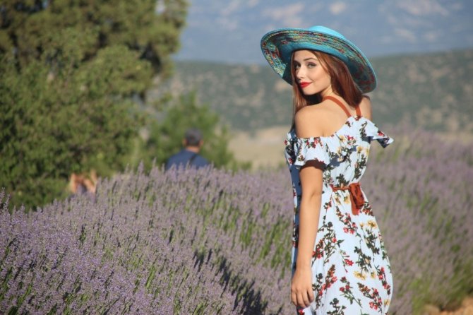 Lavanta tarlasında model çekimi