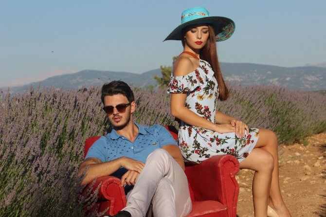 Lavanta tarlasında model çekimi