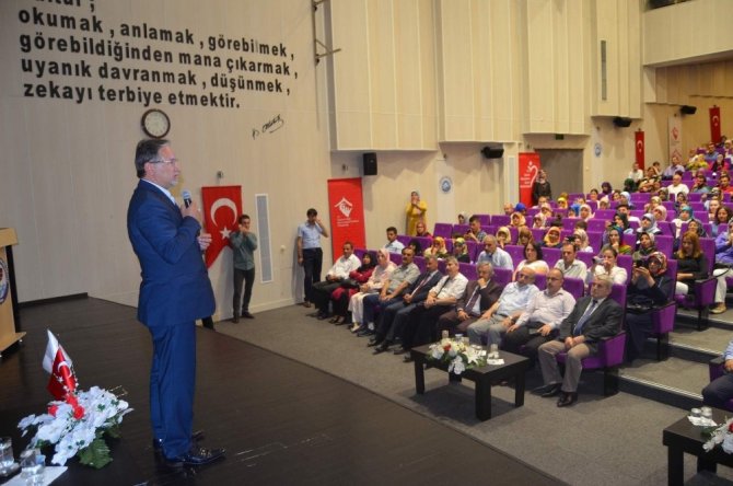 Prof.Dr. Mustafa Karataş “Her çocuğun bir ailesi olmalı. Koruyucu aile hizmetinin İslam’daki yeri” konulu konferansta konuştu