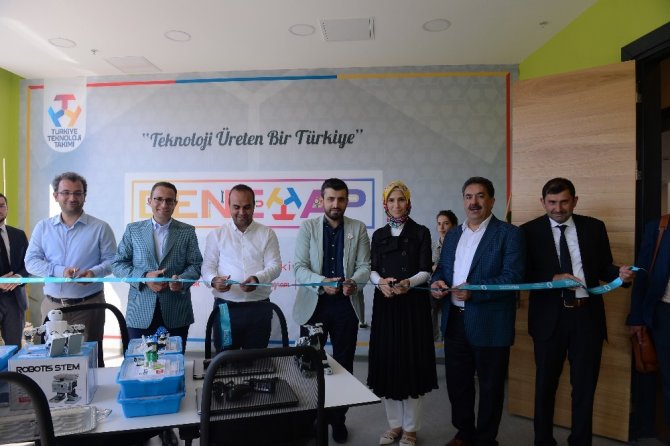 Üsküdar Bilim Merkezi’nin ilk bölümü olan Deneyap Atölyelerinin açılışı yapıldı