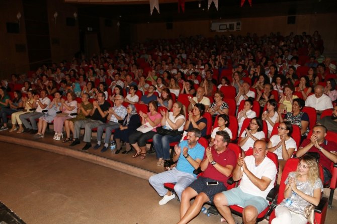 Ünlü oyuncu İpek Tenolcay’a sahnede sürpriz