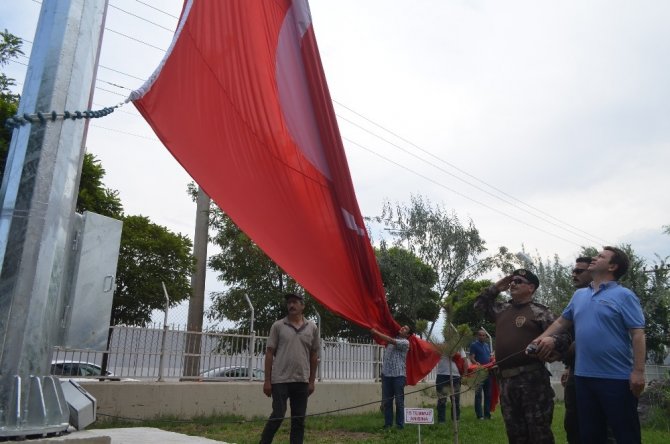 Iğdır’da 30 metrelik bayrak göndere çekildi