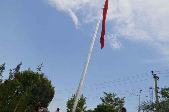 Iğdır’da 30 metrelik bayrak göndere çekildi