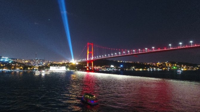 15 Temmuz Şehitler Köprüsü’nde şehitler için gökyüzüne yansıtılan ışık havadan görüntülendi