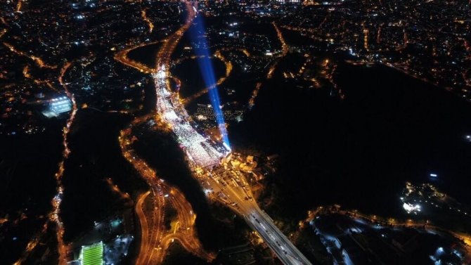15 Temmuz Şehitler Köprüsü’nde şehitler için gökyüzüne yansıtılan ışık havadan görüntülendi