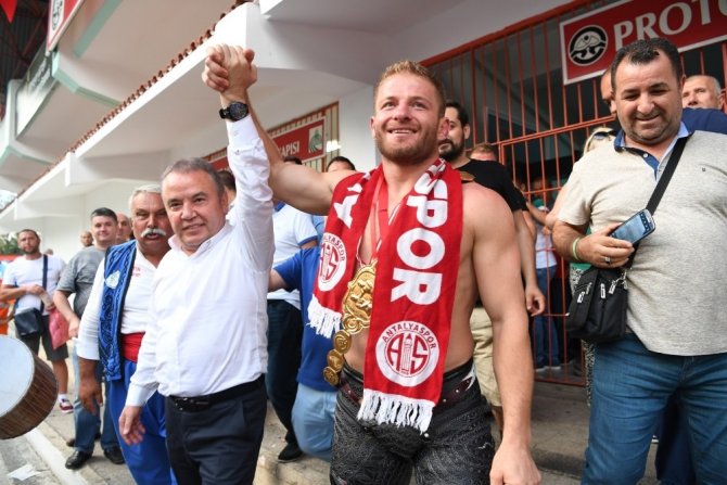 Kırkpınar’da altın kemer İsmail Balaban’ın