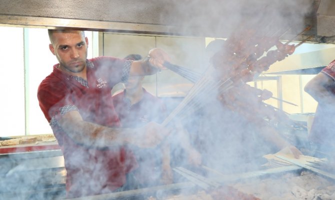 Kebap ustalarının 100 derecede mangal başında ekmek savaşı