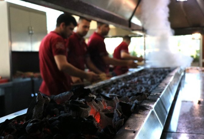 Kebap ustalarının 100 derecede mangal başında ekmek savaşı