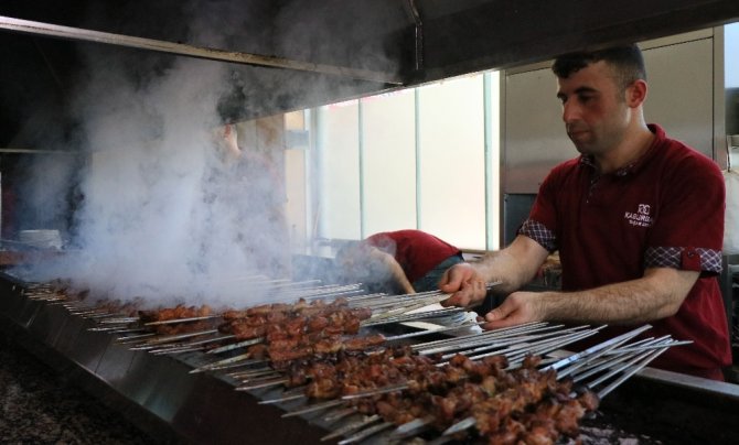 Kebap ustalarının 100 derecede mangal başında ekmek savaşı