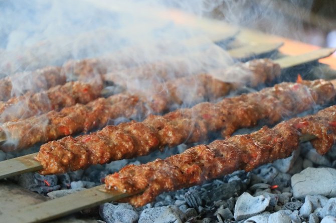 Kebap ustalarının 100 derecede mangal başında ekmek savaşı