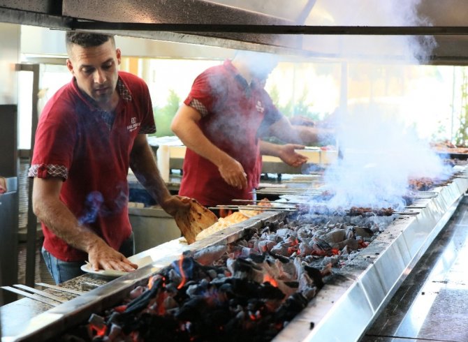 Kebap ustalarının 100 derecede mangal başında ekmek savaşı