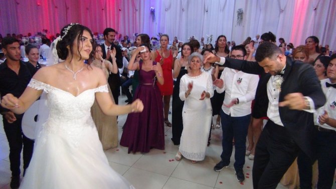 Milli basketbolcu Esra Ural evlendi