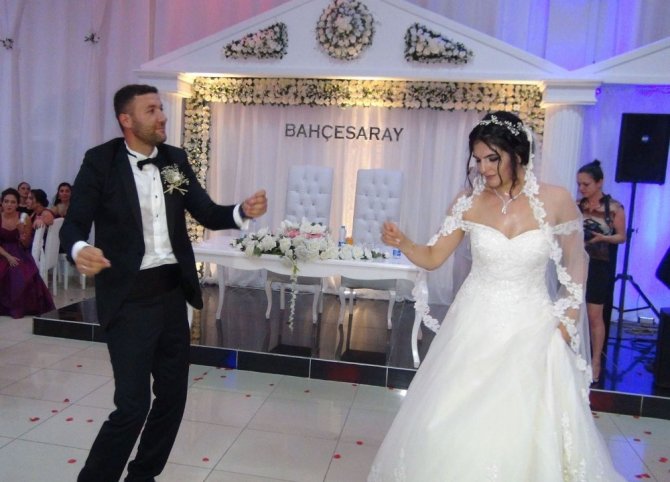 Milli basketbolcu Esra Ural evlendi