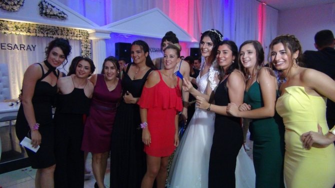 Milli basketbolcu Esra Ural evlendi