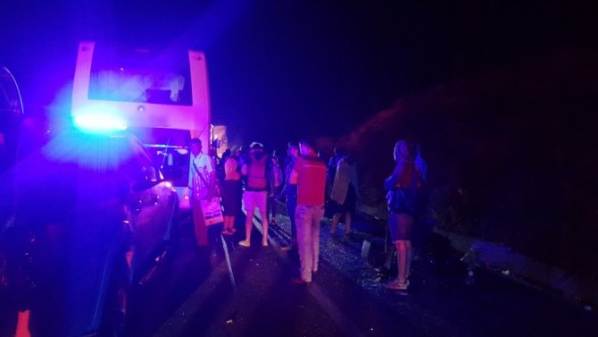 Otobüs kamyona çarptı: 1 ölü, 22 yaralı