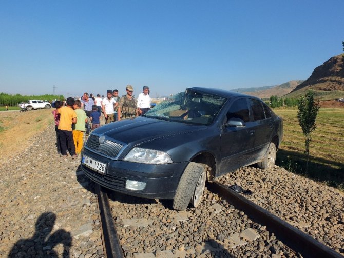 Muş’ta tren otomobile çarptı: 6 yaralı