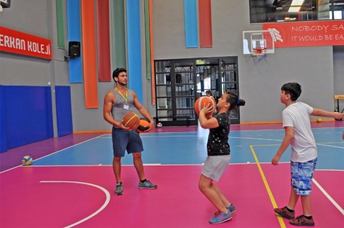 Yaz okulunda eğlenerek öğreniyorlar