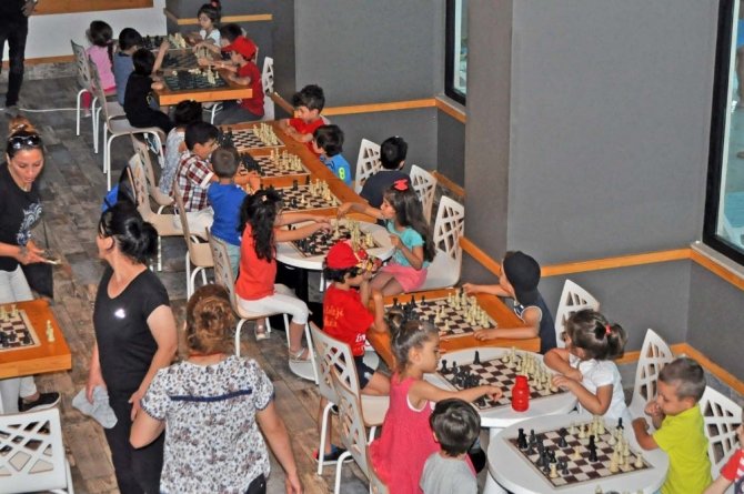 Yaz okulunda eğlenerek öğreniyorlar