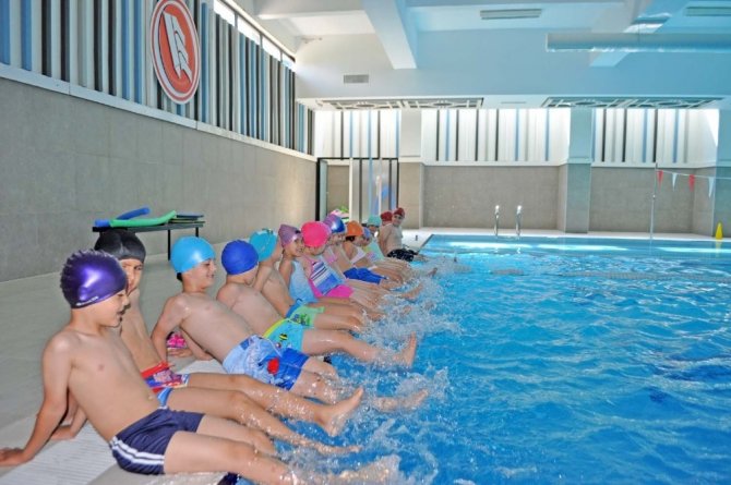 Yaz okulunda eğlenerek öğreniyorlar