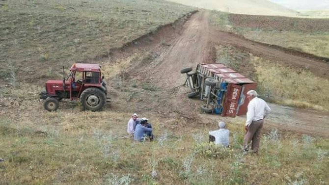 Ağrı’da devrilen römork için seferber oldular