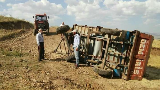 Ağrı’da devrilen römork için seferber oldular