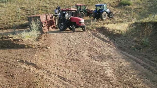 Ağrı’da devrilen römork için seferber oldular