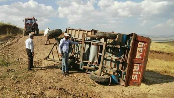 Ağrı’da devrilen römork için seferber oldular