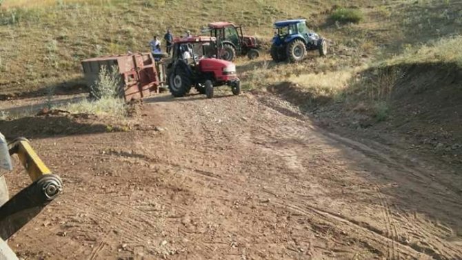 Ağrı’da devrilen römork için seferber oldular