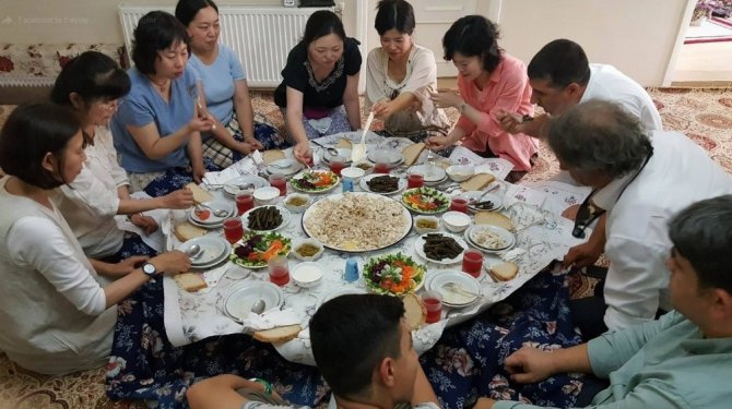 Japonlar iğne oyalarını incelemek ve manda görmek için geldi